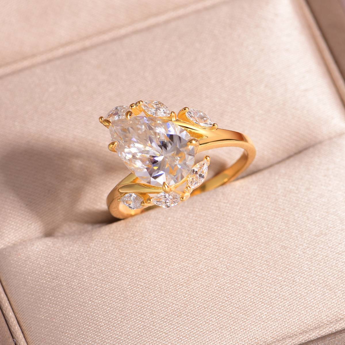 MR0145款S25银镀18K黄金奢华水滴形莫桑钻女戒主石4.0ct/12*8mm