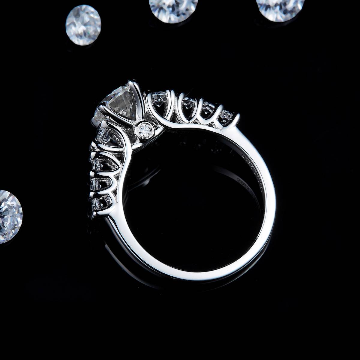 轻奢满钻四爪女戒S925银镀白金定制选款主石莫桑钻1.0ct/副石高碳钻