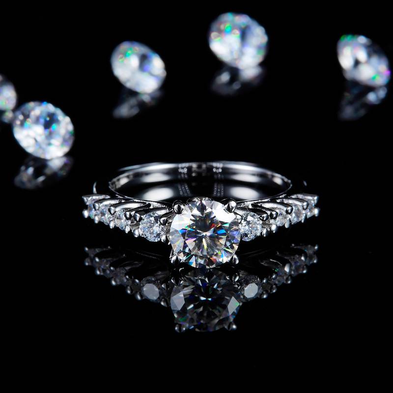 Affordable Luxury满钻四爪Women's RingS925银镀白金定制选款主石Moissanite1.0ct/副石高碳钻