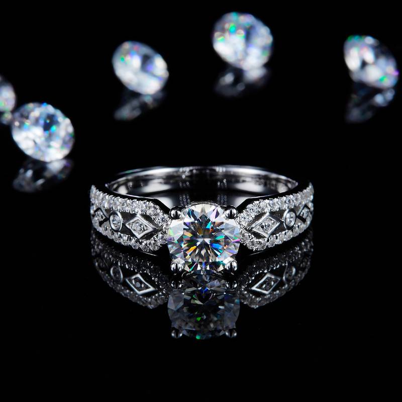 满钻Affordable Luxury款Women's RingS925银镀白金定制选款主石Moissanite1.0ct/副石高碳钻