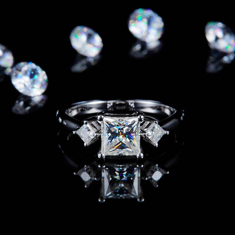 三石款公主方钻女戒S925银镀白金定制选款主副石莫桑钻1.2ct