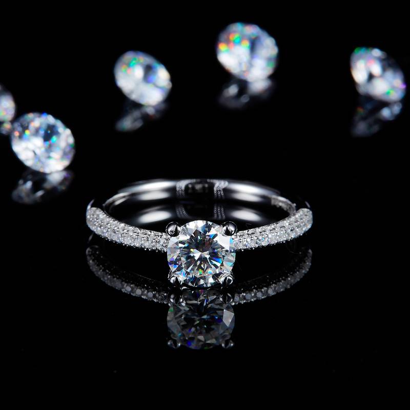 Affordable Luxury满钻四爪Women's RingS925银镀白金定制选款主石Moissanite1.0ct/副石高碳钻