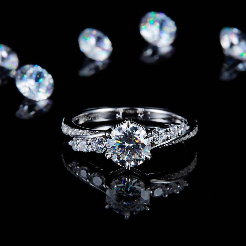 扭臂满钻六爪Women's RingS925银镀白金定制选款主石Moissanite1.0ct/副石高碳钻