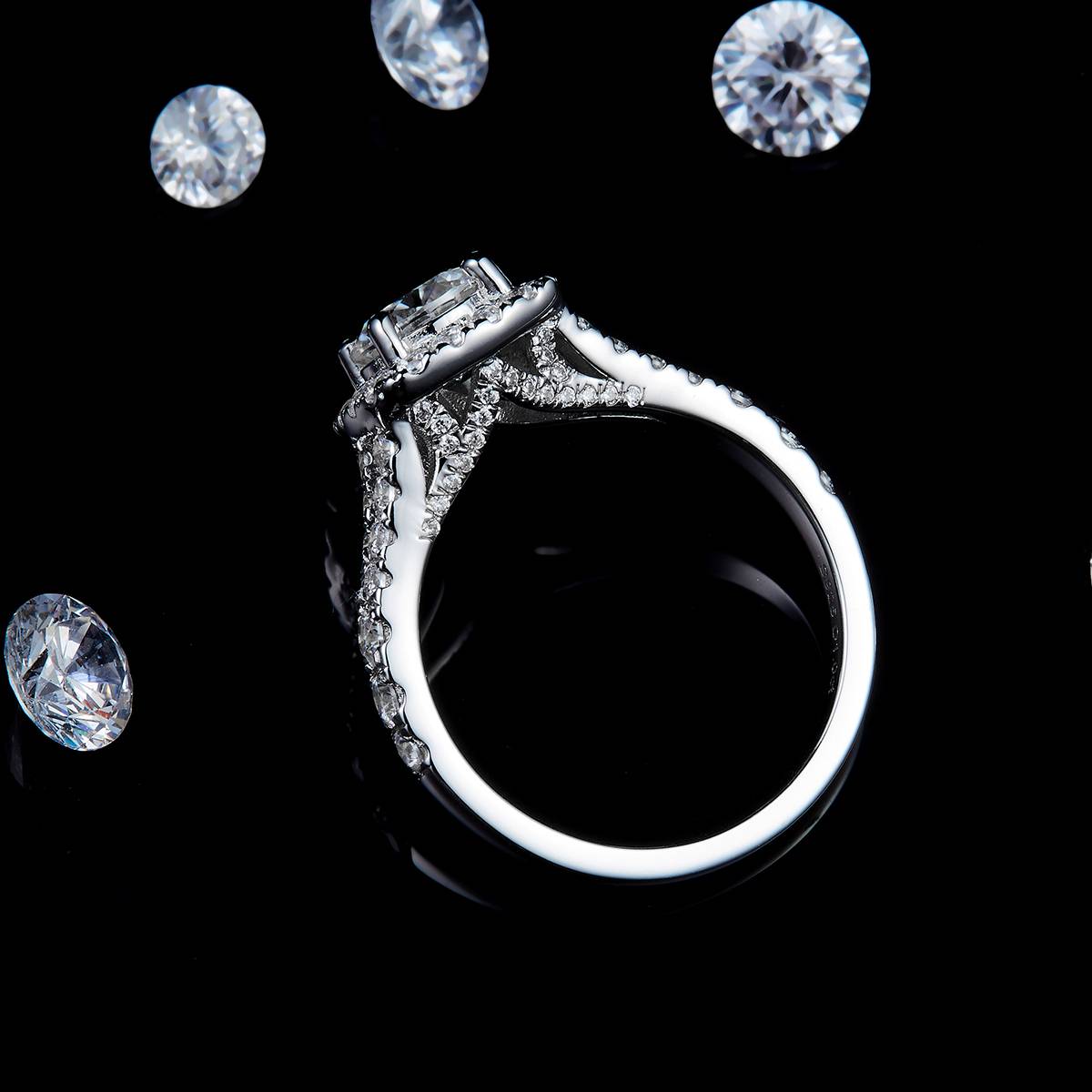 豪华双臂方包女戒S925银镀白金定制选款主石莫桑钻1.0ct/副石高碳钻