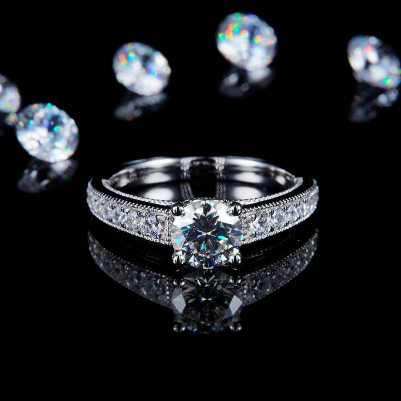 Affordable Luxury微镶珠边直臂四爪Women's RingS925银镀白金定制选款主石Moissanite1.0ct/副石高碳钻