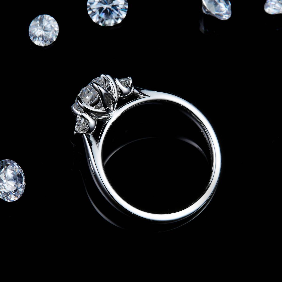 Three Stone Oval Women's Ring S925 Silver Plated Platinum Customized Selection Main Side Stone Moissanite 1.5ct
