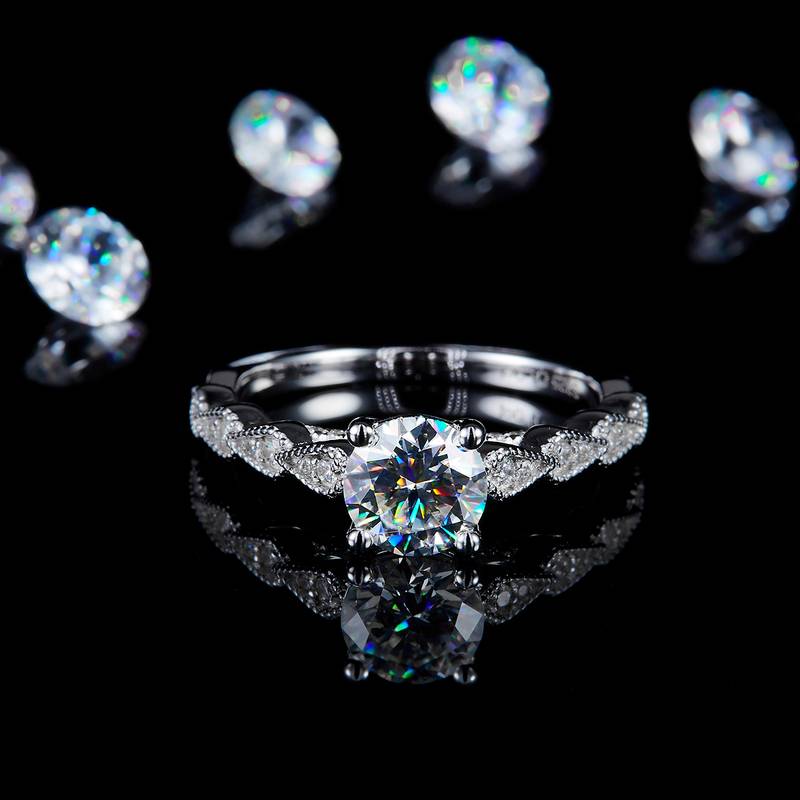 轻奢四爪女戒S925银镀白金定制选款主石莫桑钻1.0ct/副石高碳钻