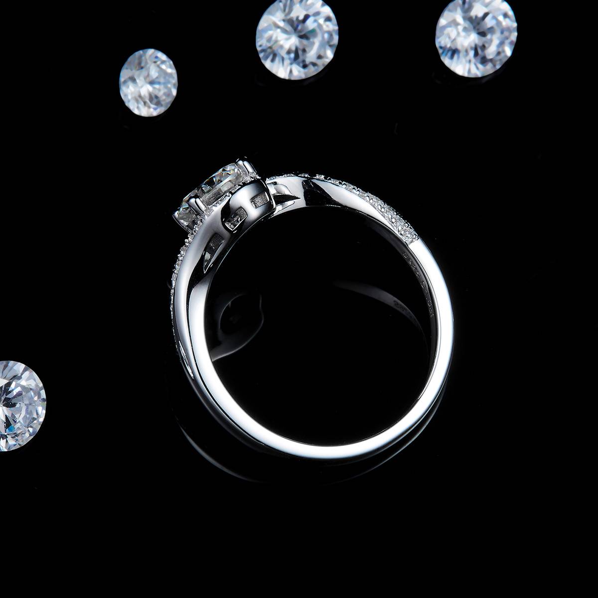 微镶扭臂四爪女戒S925银镀白金定制选款主石莫桑钻1.0ct/副石高碳钻