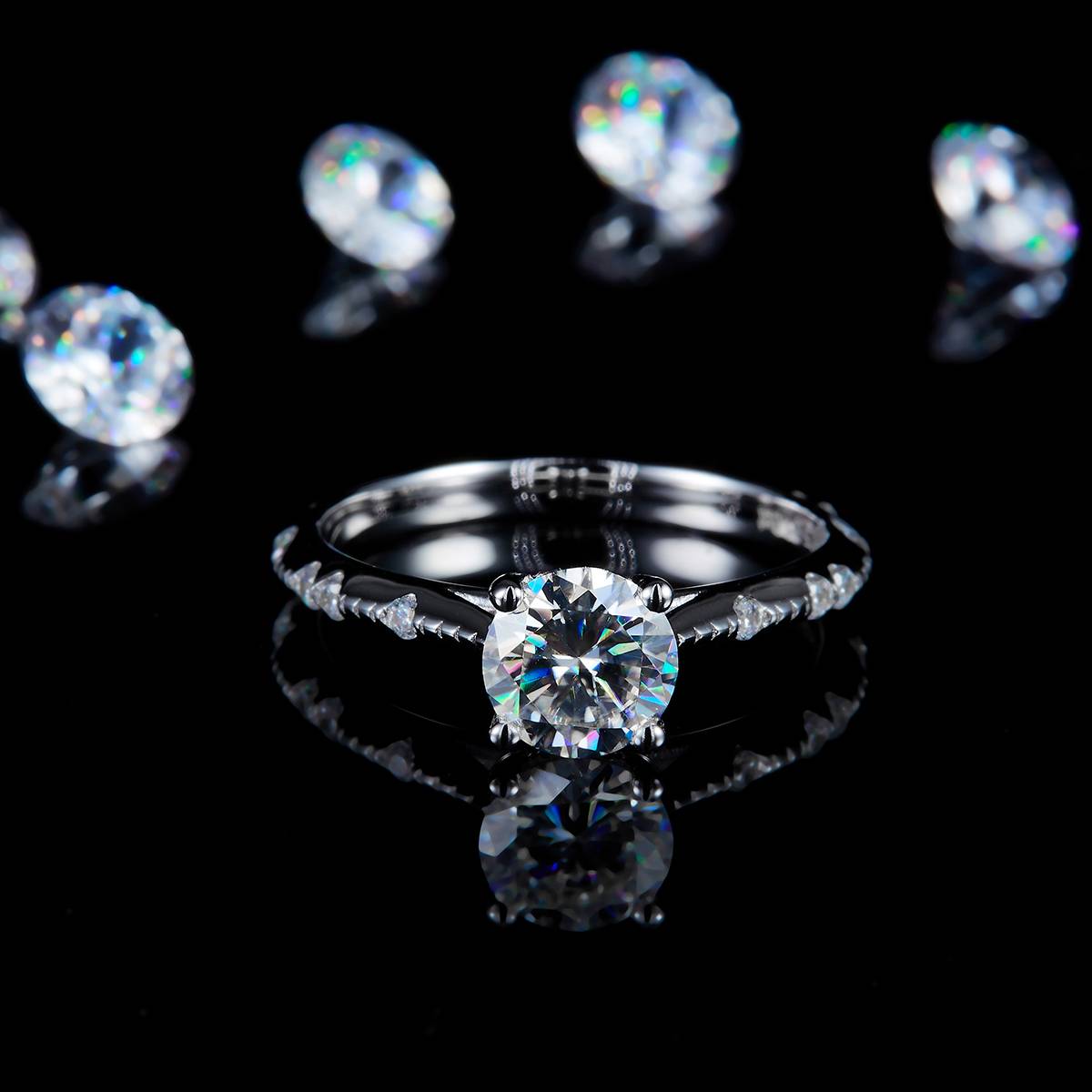 简约四爪女戒S925银镀白金定制选款主石莫桑钻1.0ct/副石高碳钻