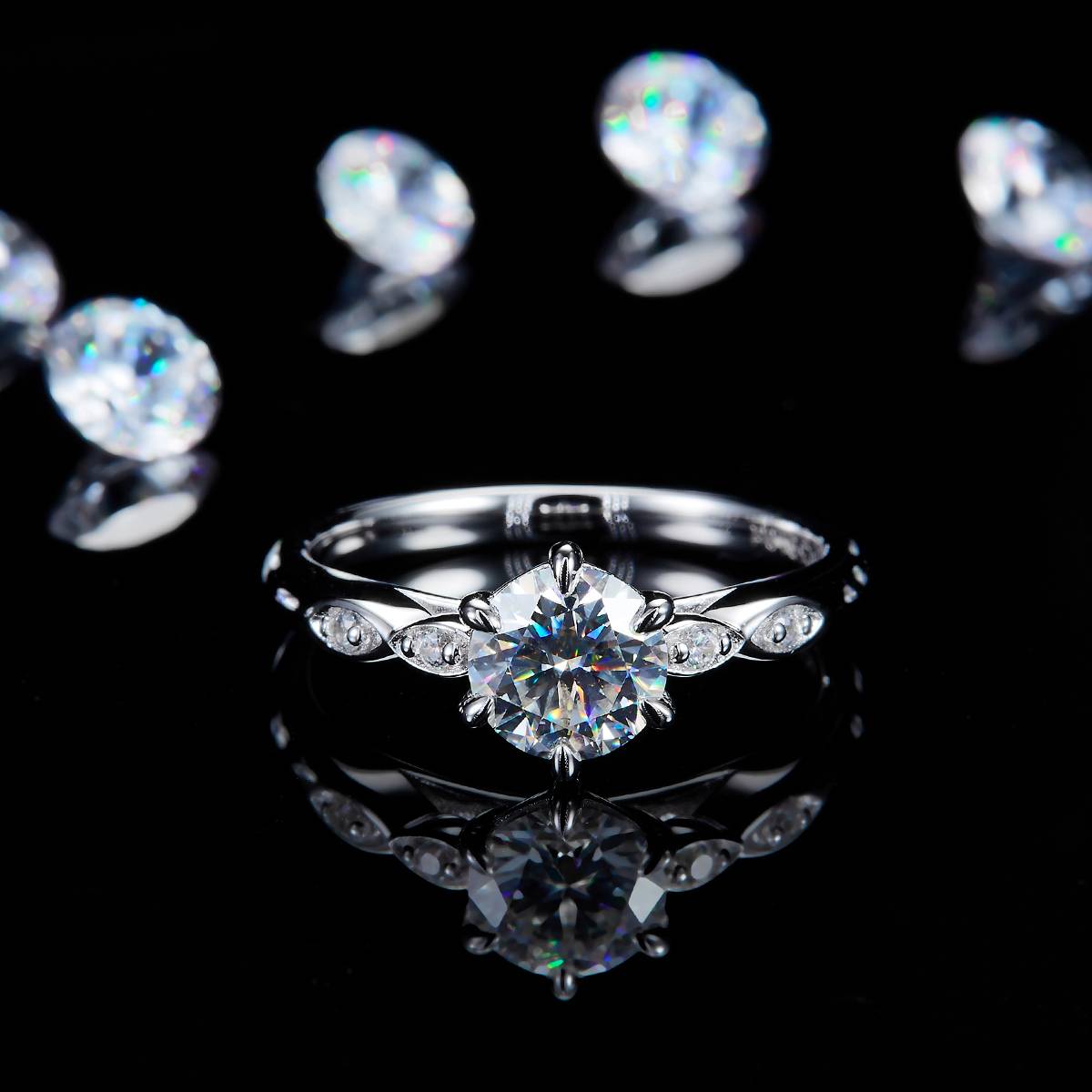 简约六爪女戒S925银镀白金定制选款主石莫桑钻1.0ct/副石高碳钻
