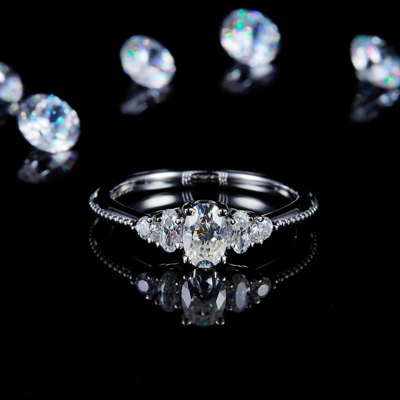 三石款蛋形女戒S925银镀白金定制选款主副石莫桑钻1.0ct