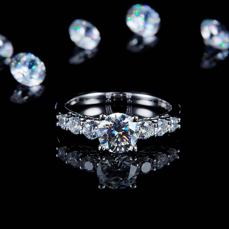 轻奢四爪女戒S925银镀白金定制选款主石莫桑钻1.0ct/副石高碳钻