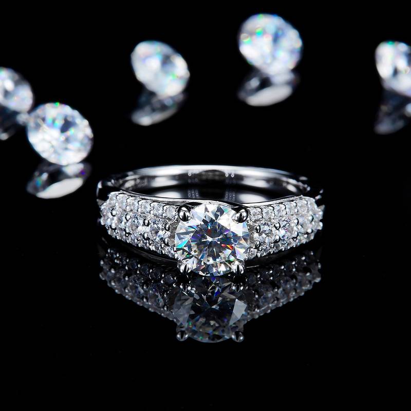 满钻Affordable Luxury四爪Women's RingS925银镀白金定制选款主石Moissanite1.0ct/副石高碳钻