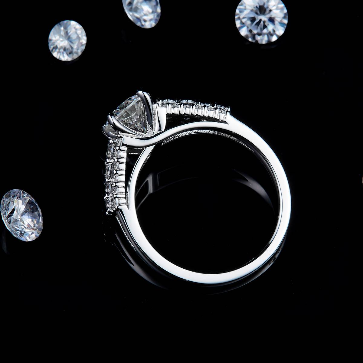 满钻轻奢四爪女戒S925银镀白金定制选款主石莫桑钻1.0ct/副石高碳钻