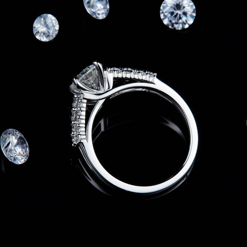 满钻Affordable Luxury四爪Women's RingS925银镀白金定制选款主石Moissanite1.0ct/副石高碳钻