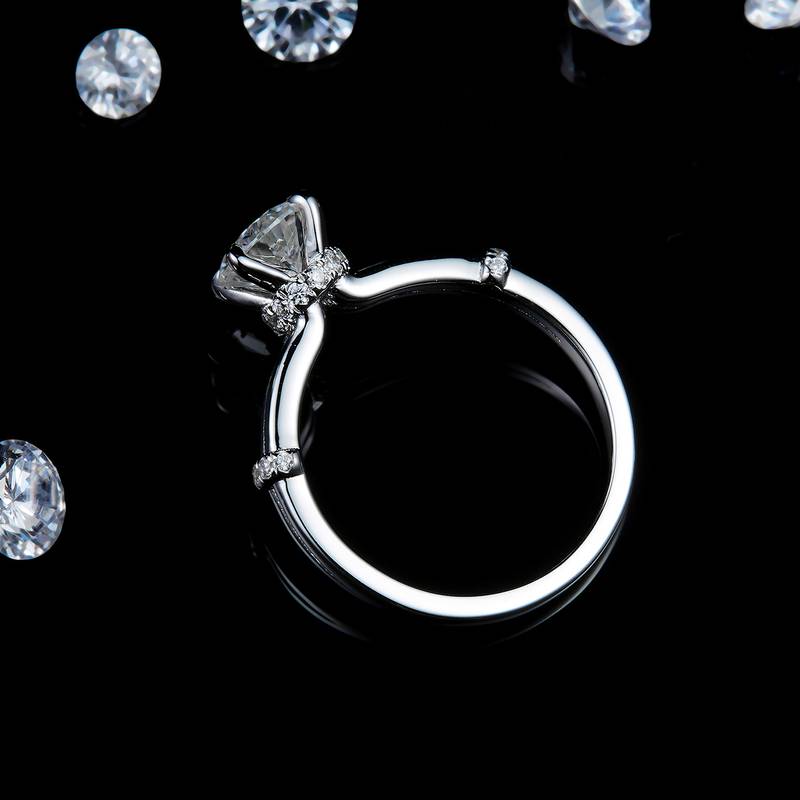 简约光臂四爪女戒S925银镀白金定制选款主石莫桑钻1.0ct/副石高碳钻