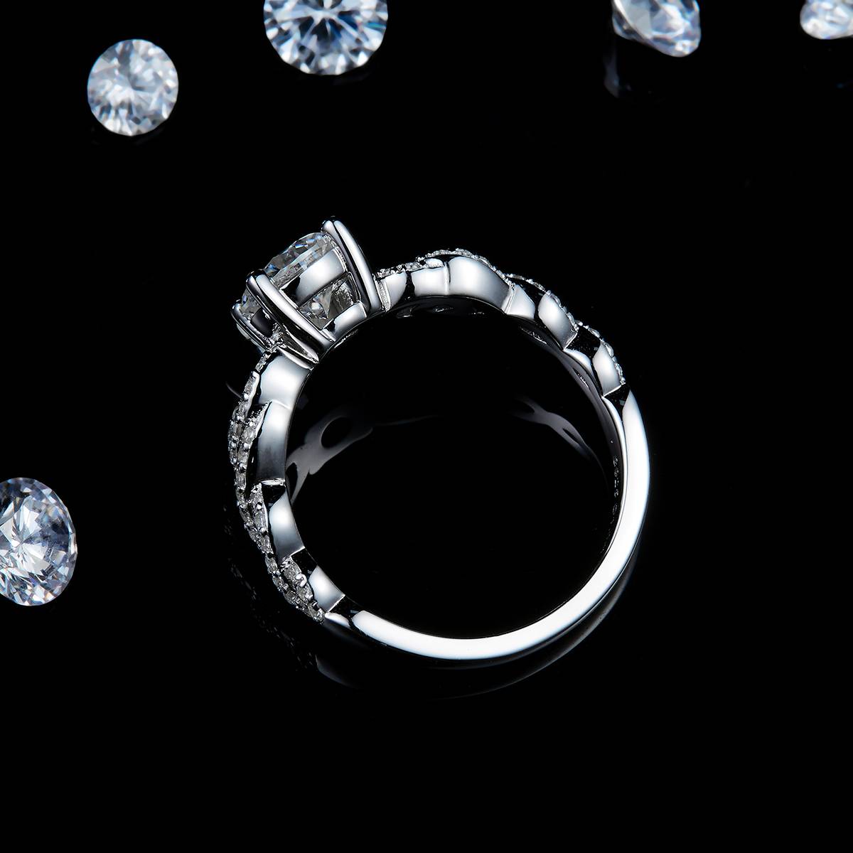 轻奢扭臂四爪女戒S925银镀白金定制选款主石莫桑钻1.0ct/副石高碳钻