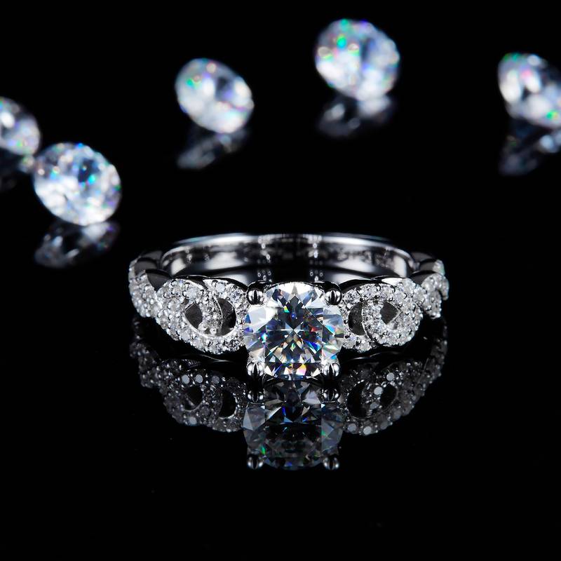 Affordable Luxury扭臂四爪Women's RingS925银镀白金定制选款主石Moissanite1.0ct/副石高碳钻