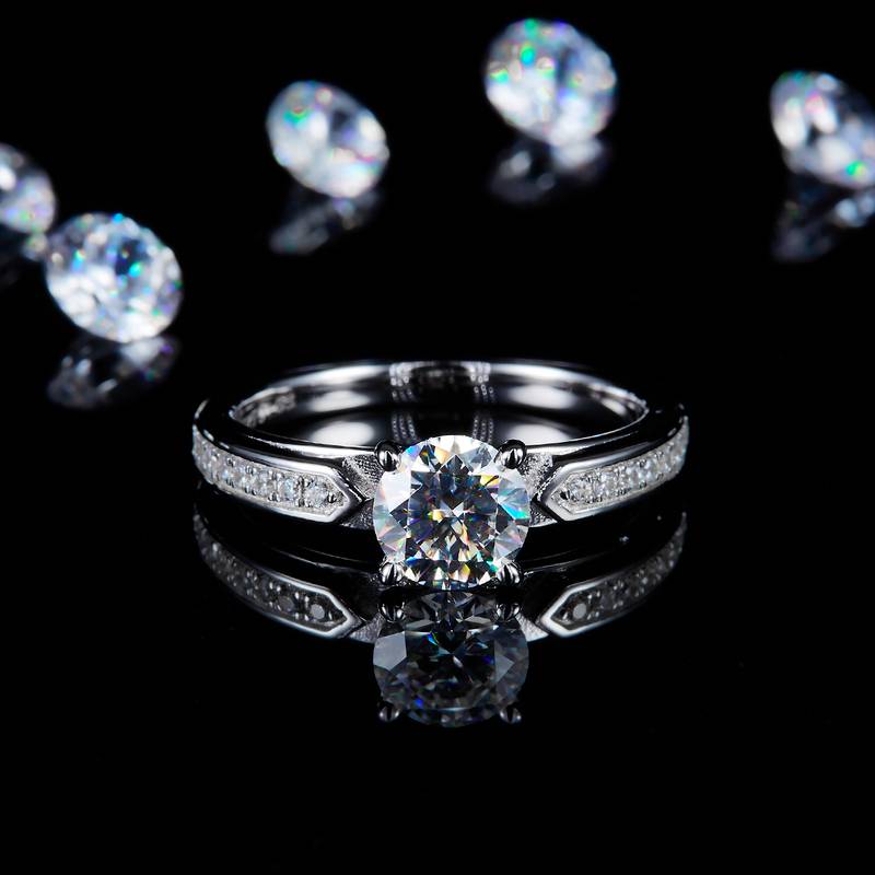 直臂微镶四爪女戒S925银镀白金定制选款主石莫桑钻1.0ct/副石高碳钻