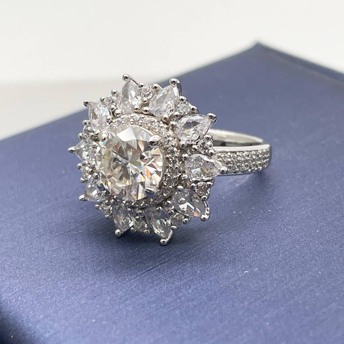 R230201020款S925银镀18K白金圆形莫桑钻豪镶女戒主石2.0ct/8.0mm