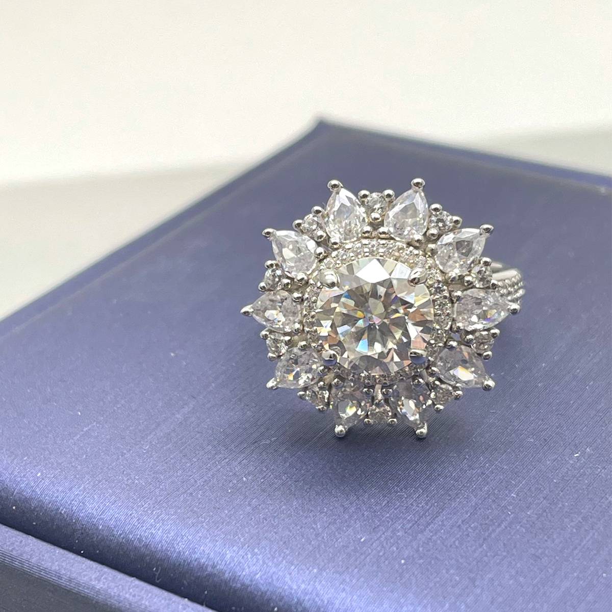 R230201020款S925银镀18K白金圆形莫桑钻豪镶女戒主石2.0ct/8.0mm