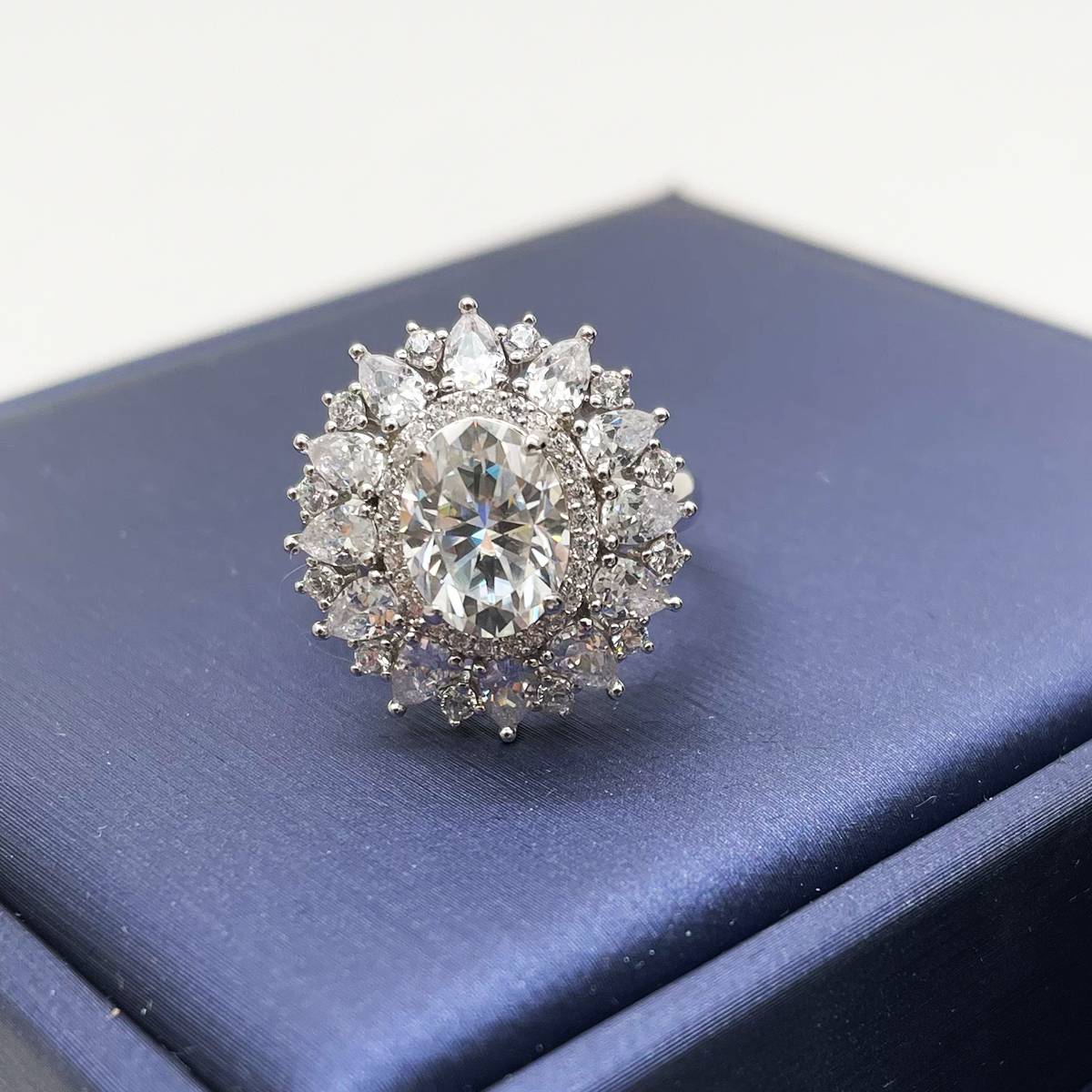 R230203029款S925银镀18K白金蛋形莫桑钻豪镶女戒主石2.0ct/9*7mm