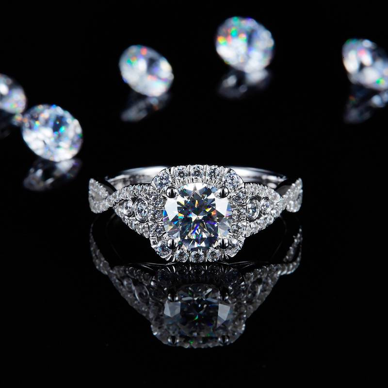扭臂方包女戒S925银镀白金定制选款主石莫桑钻1.0ct/副石高碳钻