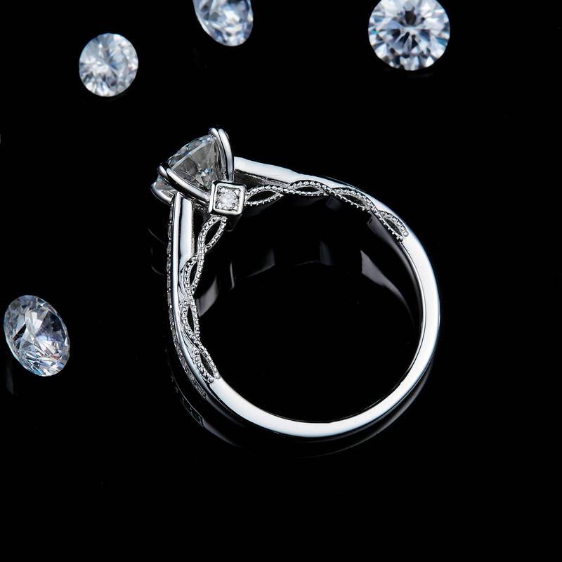 轻奢四爪女戒S925银镀白金定制选款主石莫桑钻1.0ct/副石高碳钻