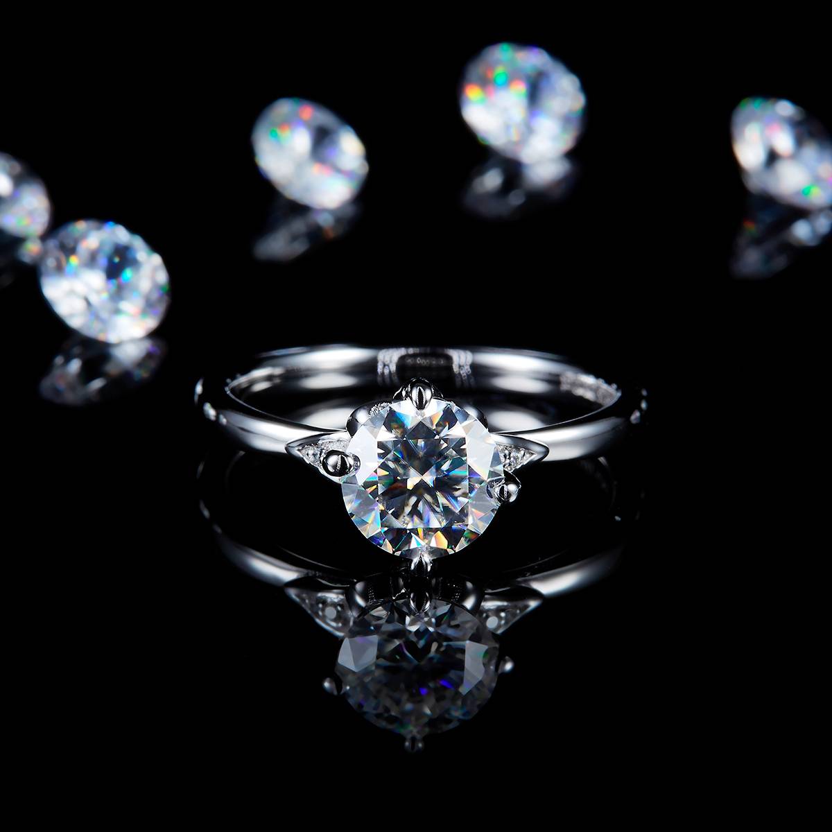 光臂时尚四爪女戒S925银镀白金定制选款主石莫桑钻1.2ct/副石高碳钻