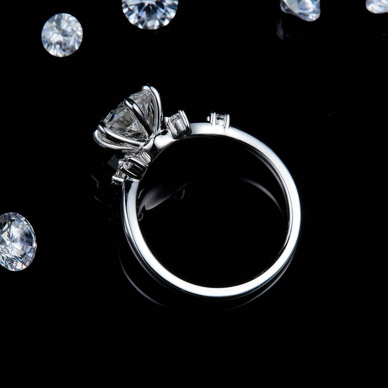 简约扭臂六爪Women's RingS925银镀白金定制选款主石Moissanite1.5ct/副石高碳钻