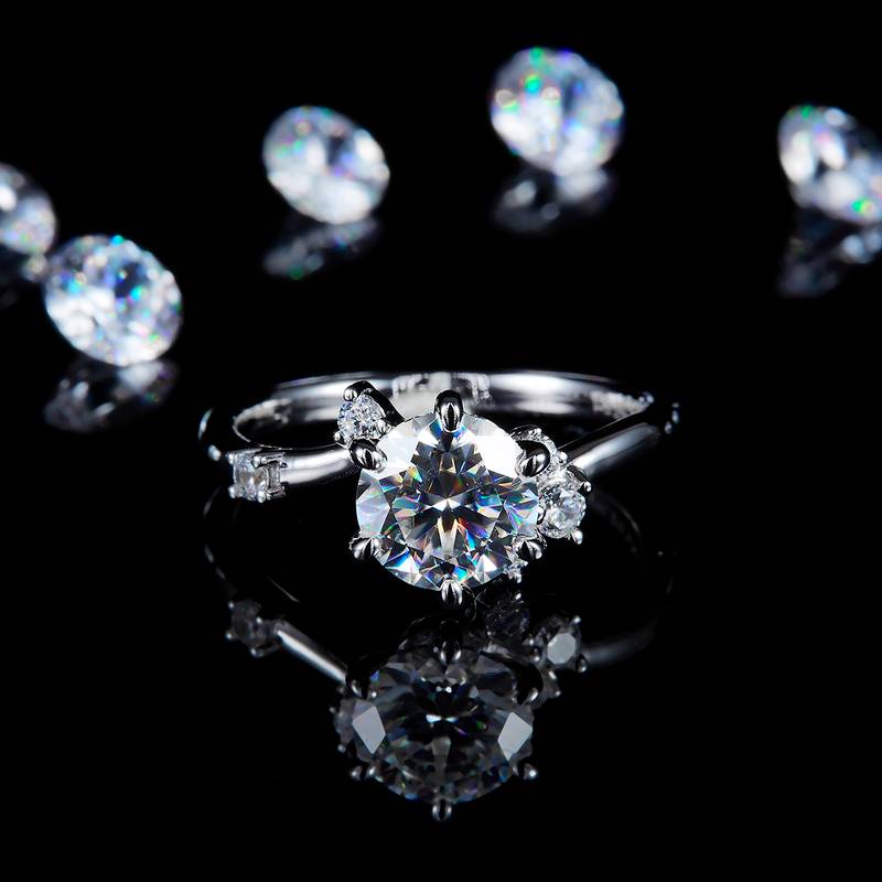 简约扭臂六爪Women's RingS925银镀白金定制选款主石Moissanite1.5ct/副石高碳钻