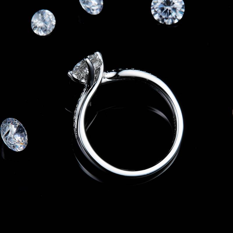 扭臂四爪Women's RingS925银镀白金定制选款主石Moissanite1.0ct/副石高碳钻