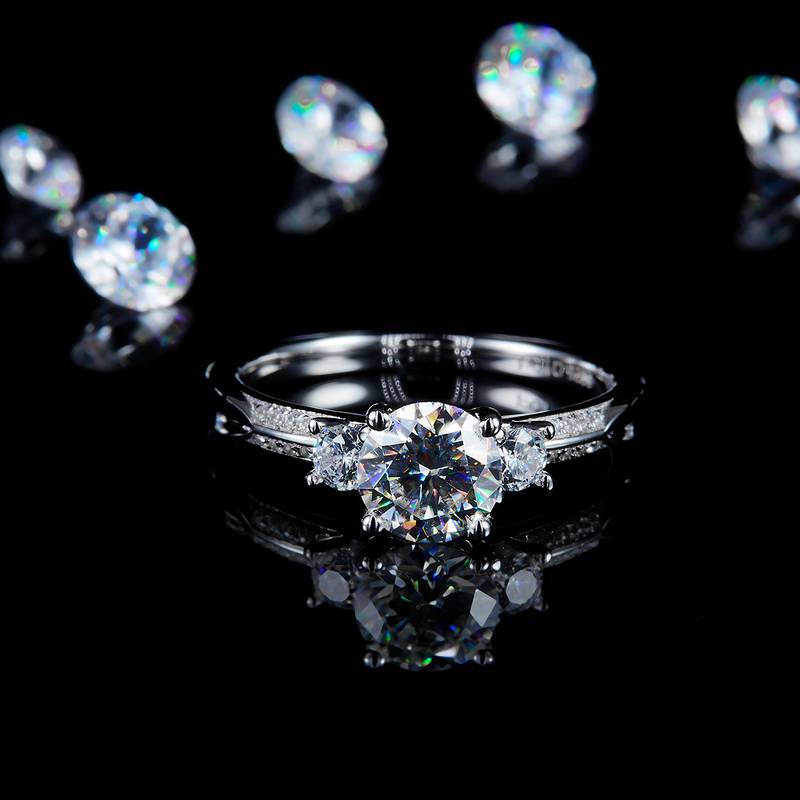 三石款四爪圆钻女戒S925银镀白金定制选款主石莫桑钻1.0ct/副石高碳钻
