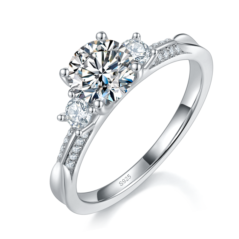 三石款四爪圆钻女戒S925银镀白金定制选款主石莫桑钻1.0ct/副石高碳钻