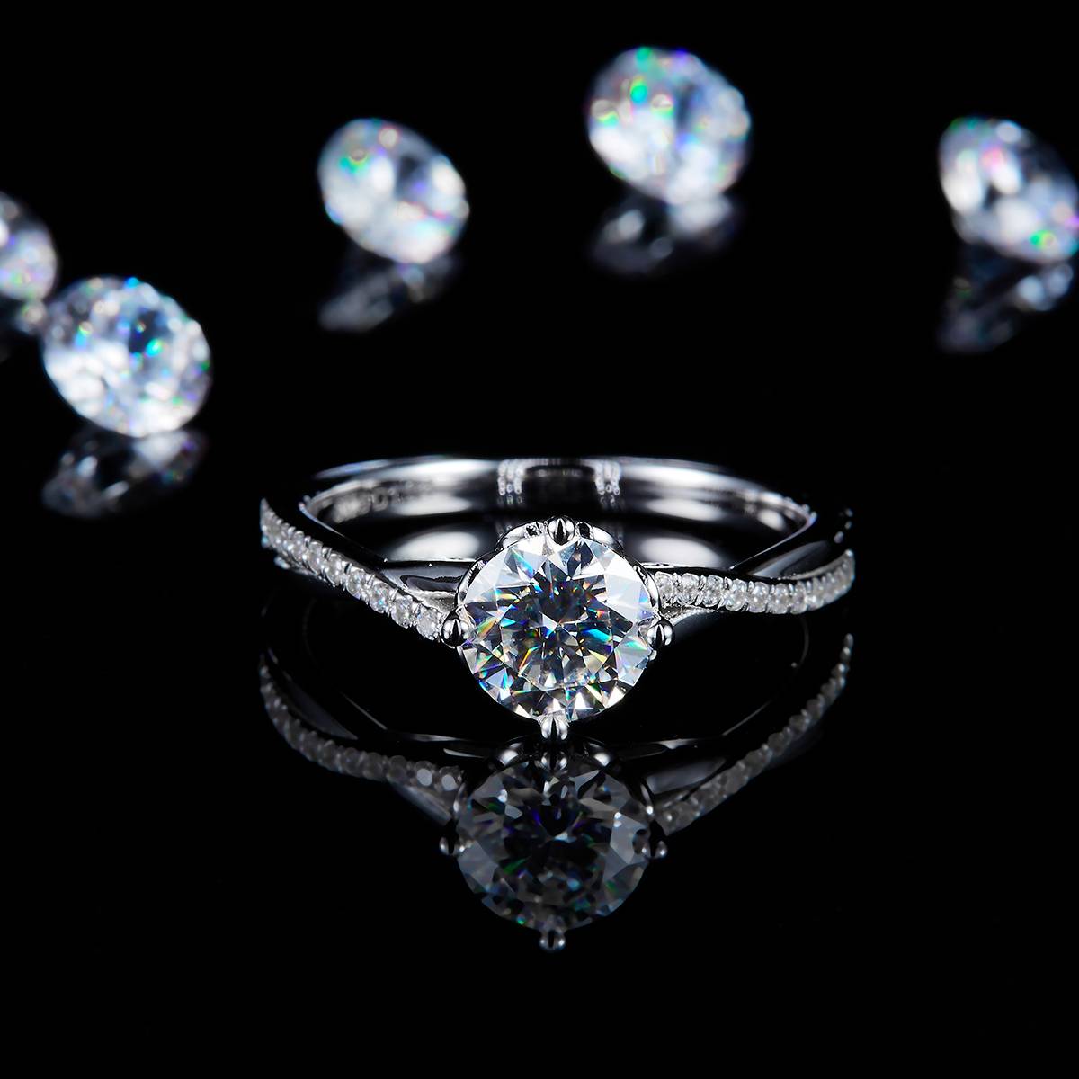 扭臂满钻女戒S925银镀白金定制选款主石莫桑钻1.0ct/副石高碳钻