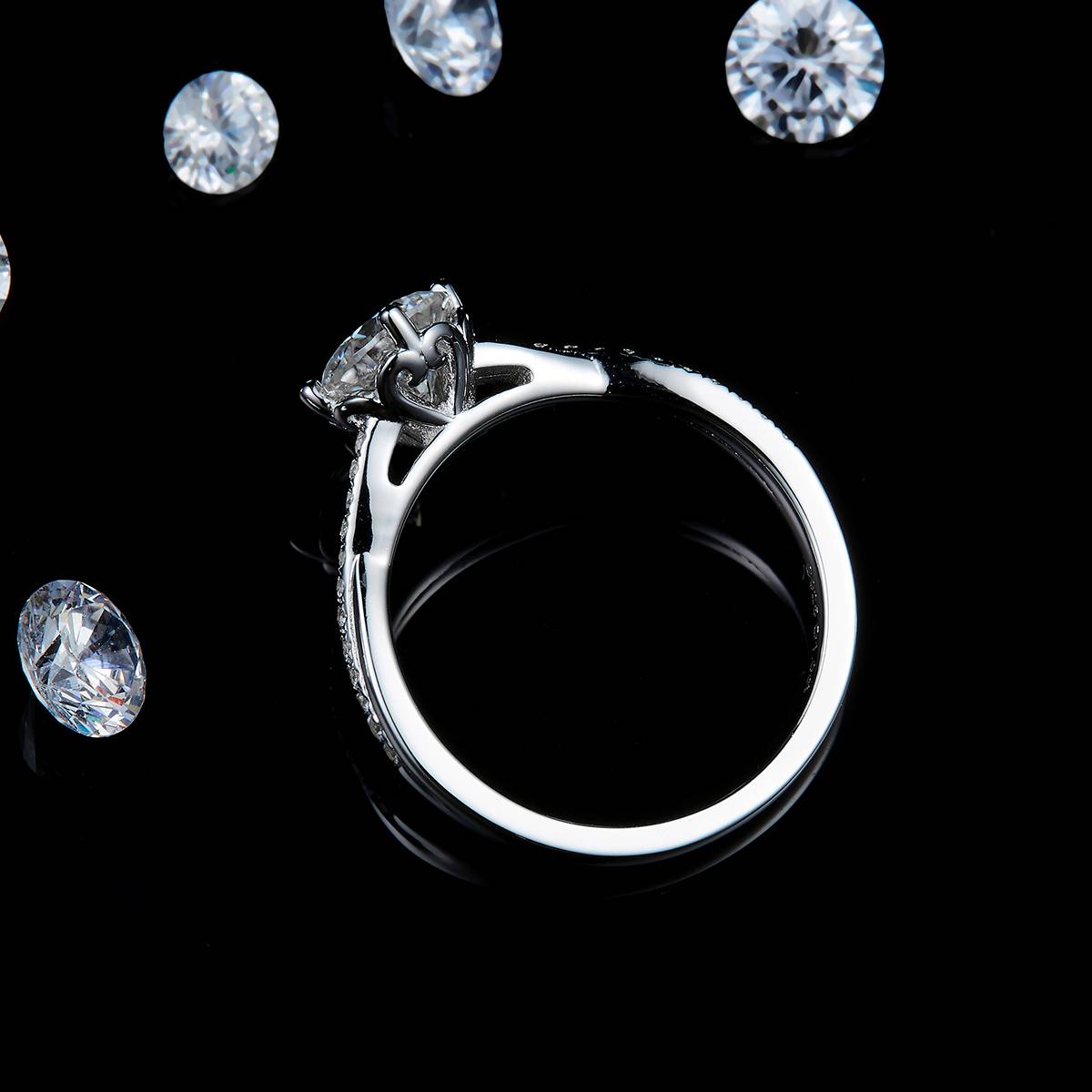 扭臂满钻女戒S925银镀白金定制选款主石莫桑钻1.0ct/副石高碳钻