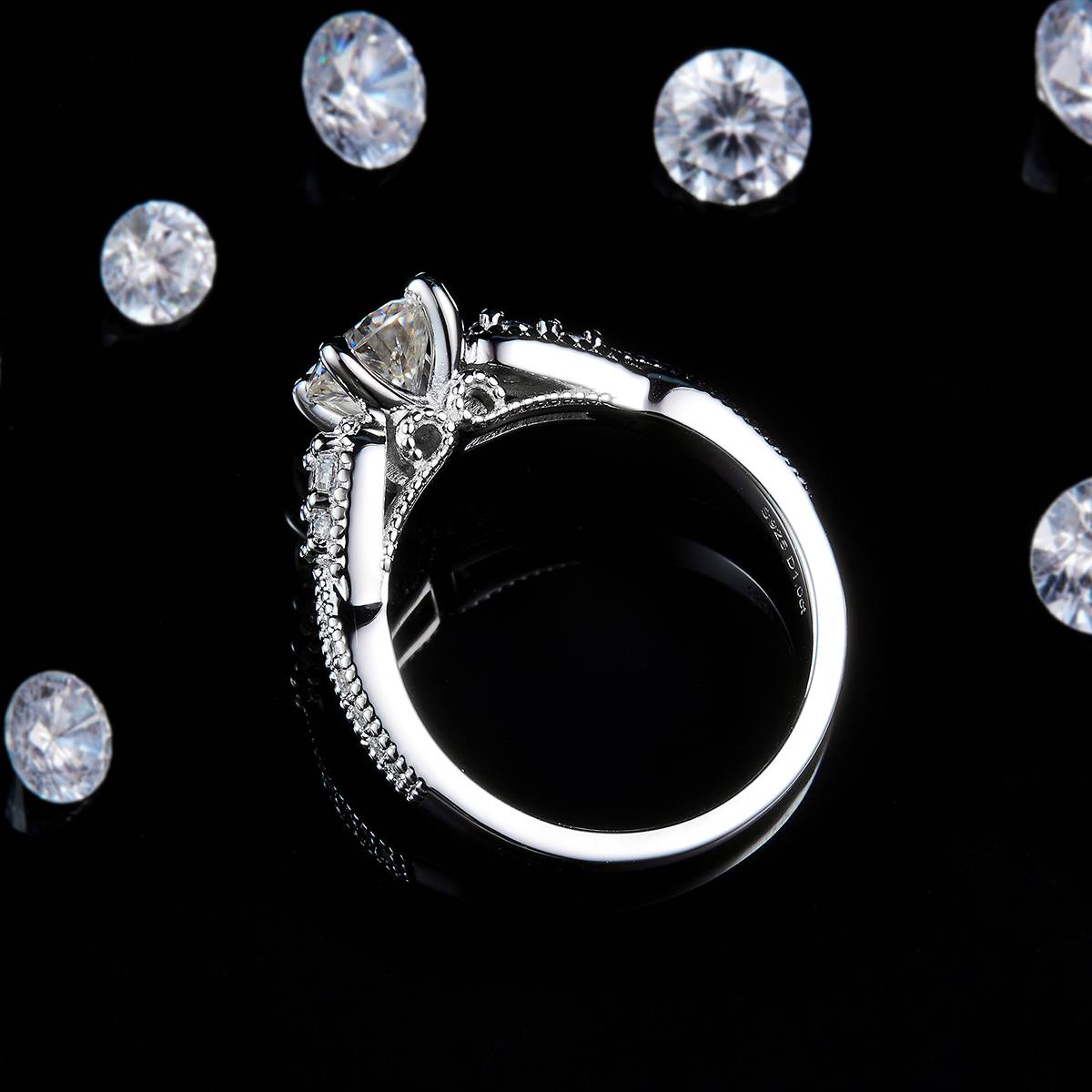 Fashion Four Claw Women's Ring S925 Silver Plated Platinum Customized Selection Main Stone Moissanite 1.0ct/Side Stone Cubic Zirconia