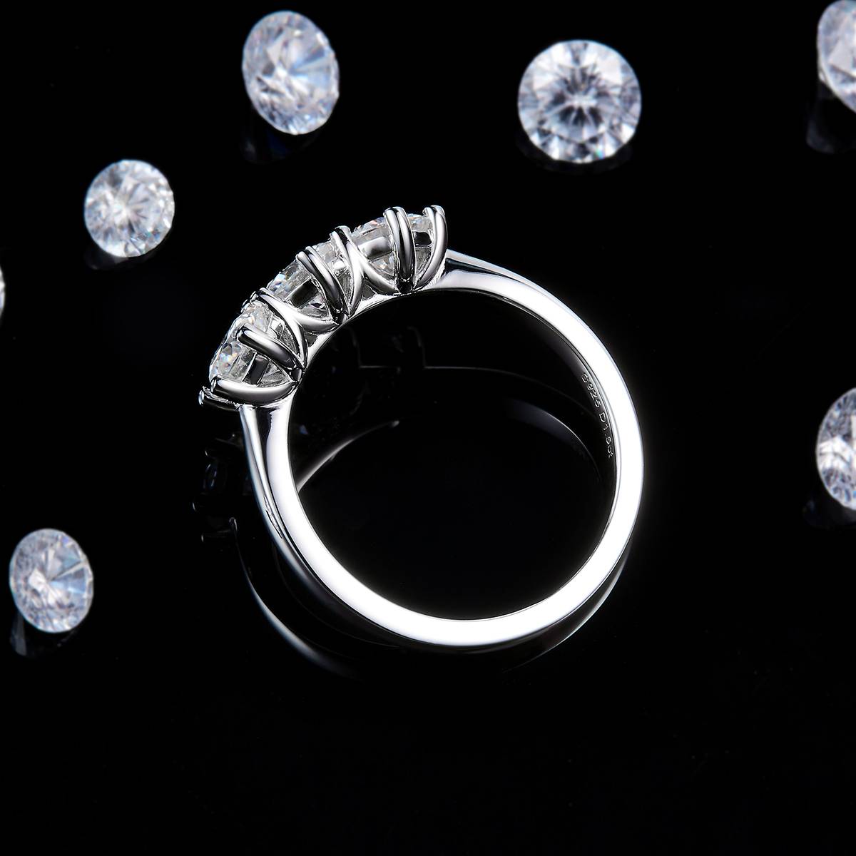 三石款圆钻女戒S925银镀白金定制选款主副石莫桑钻1.5ct