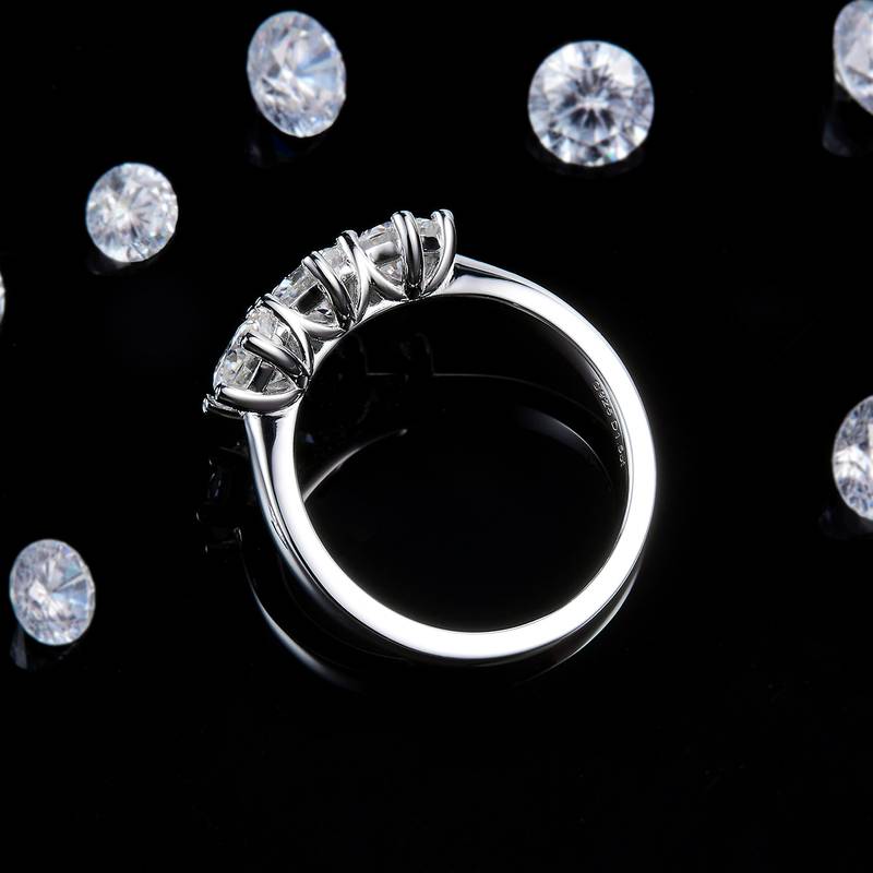 三石款圆钻女戒S925银镀白金定制选款主副石莫桑钻1.5ct