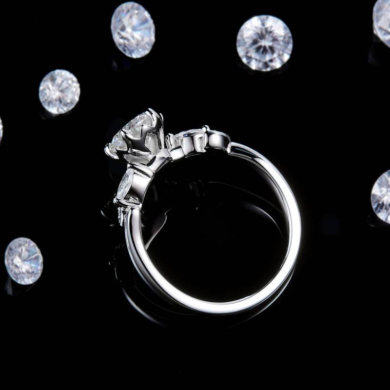 扭臂花苞女戒S925银镀白金定制选款主石莫桑钻1.0ct/副石高碳钻