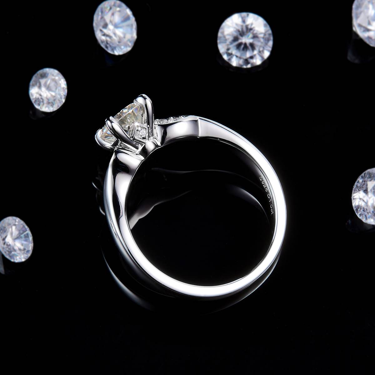时尚四爪女戒S925银镀白金定制选款主石莫桑钻1.0ct/副石高碳钻