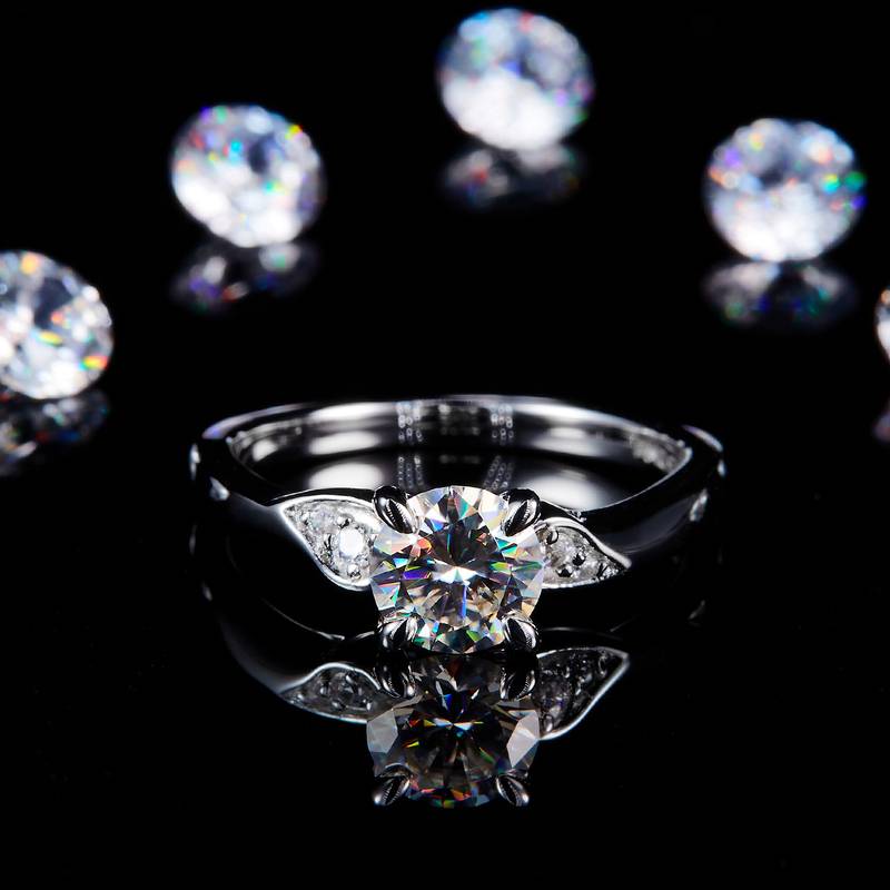 Fashion四爪Women's RingS925银镀白金定制选款主石Moissanite1.0ct/副石高碳钻