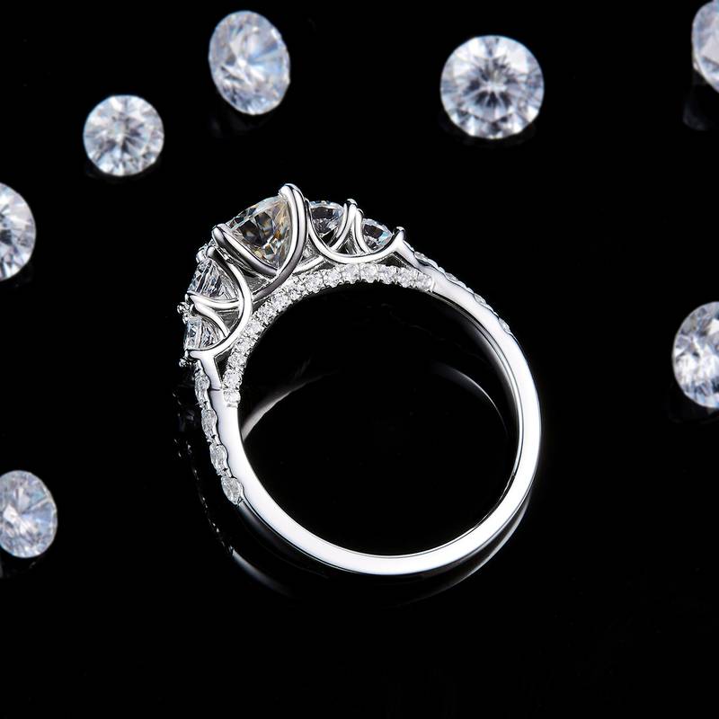 Affordable Luxury满钻四爪Women's RingS925银镀白金定制选款主石Moissanite1.0ct/副石高碳钻