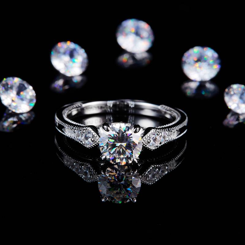 Fashion四爪Women's RingS925银镀白金定制选款主石Moissanite1.0ct/副石高碳钻