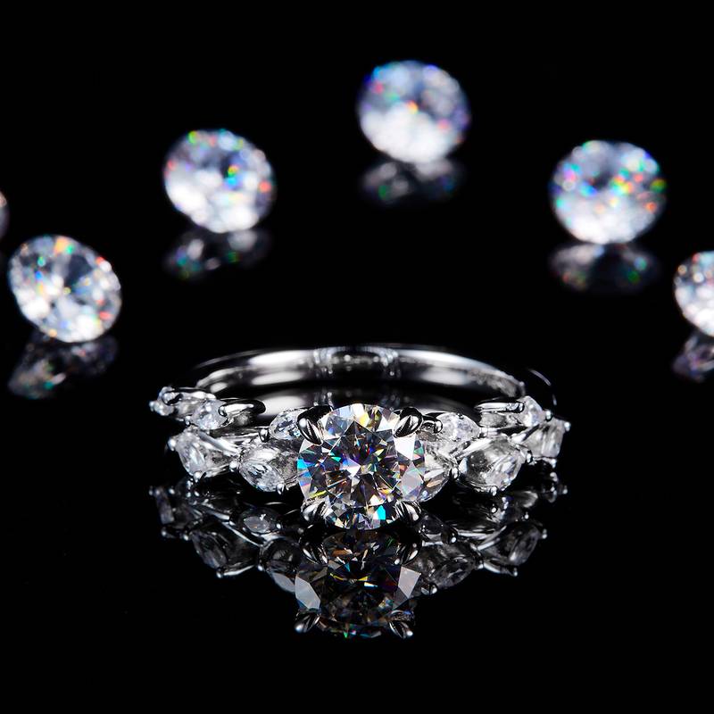时尚四爪女戒S925银镀白金定制选款主石莫桑钻1.0ct/副石高碳钻