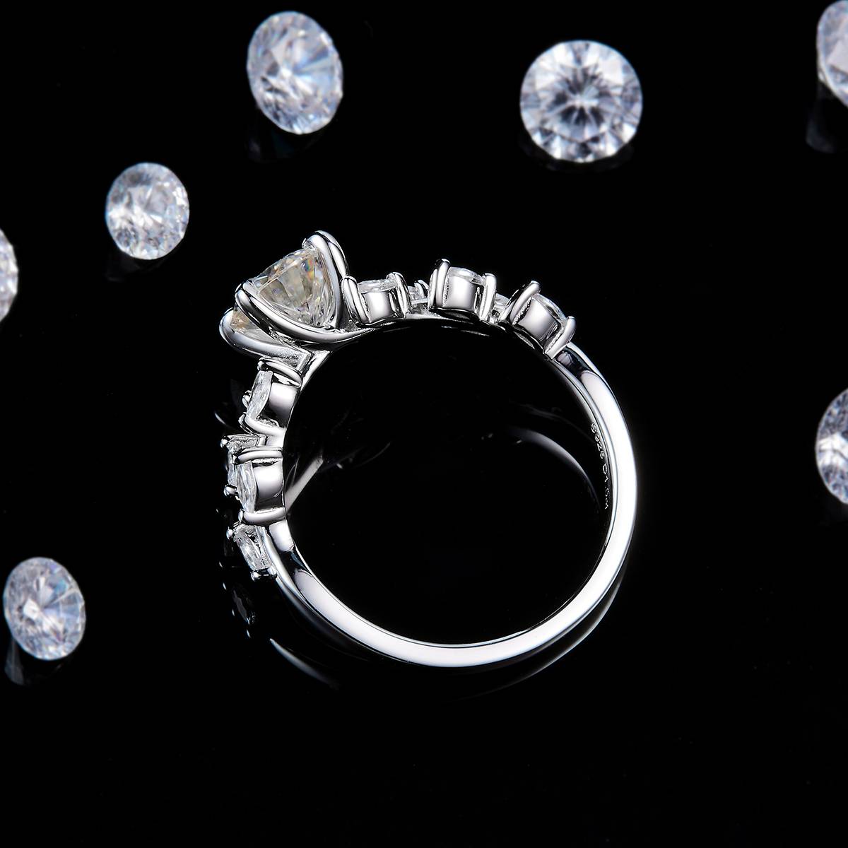Fashion Four Claw Women's Ring S925 Silver Plated Platinum Customized Selection Main Stone Moissanite 1.0ct/Side Stone Cubic Zirconia