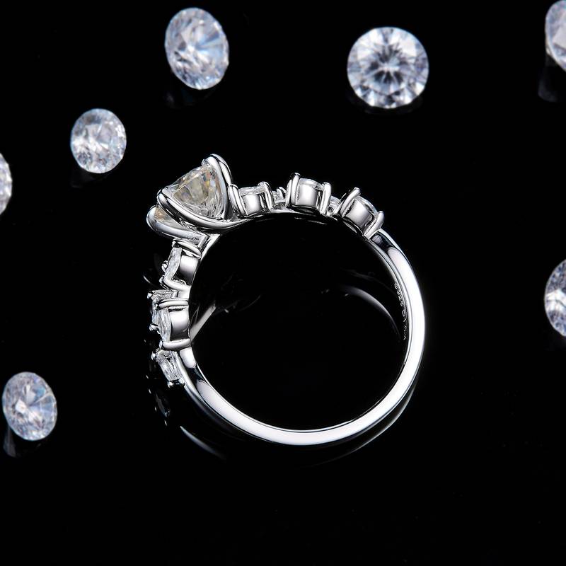 时尚四爪女戒S925银镀白金定制选款主石莫桑钻1.0ct/副石高碳钻