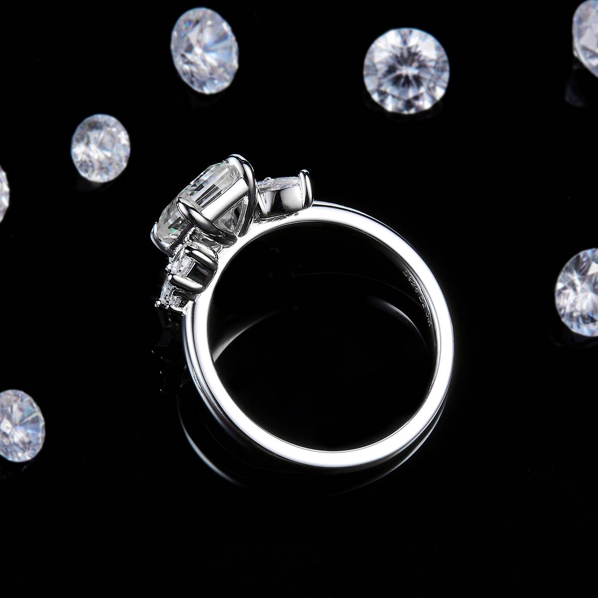 祖母绿切割女戒S925银镀白金定制选款主石莫桑钻2.0ct/副石高碳钻