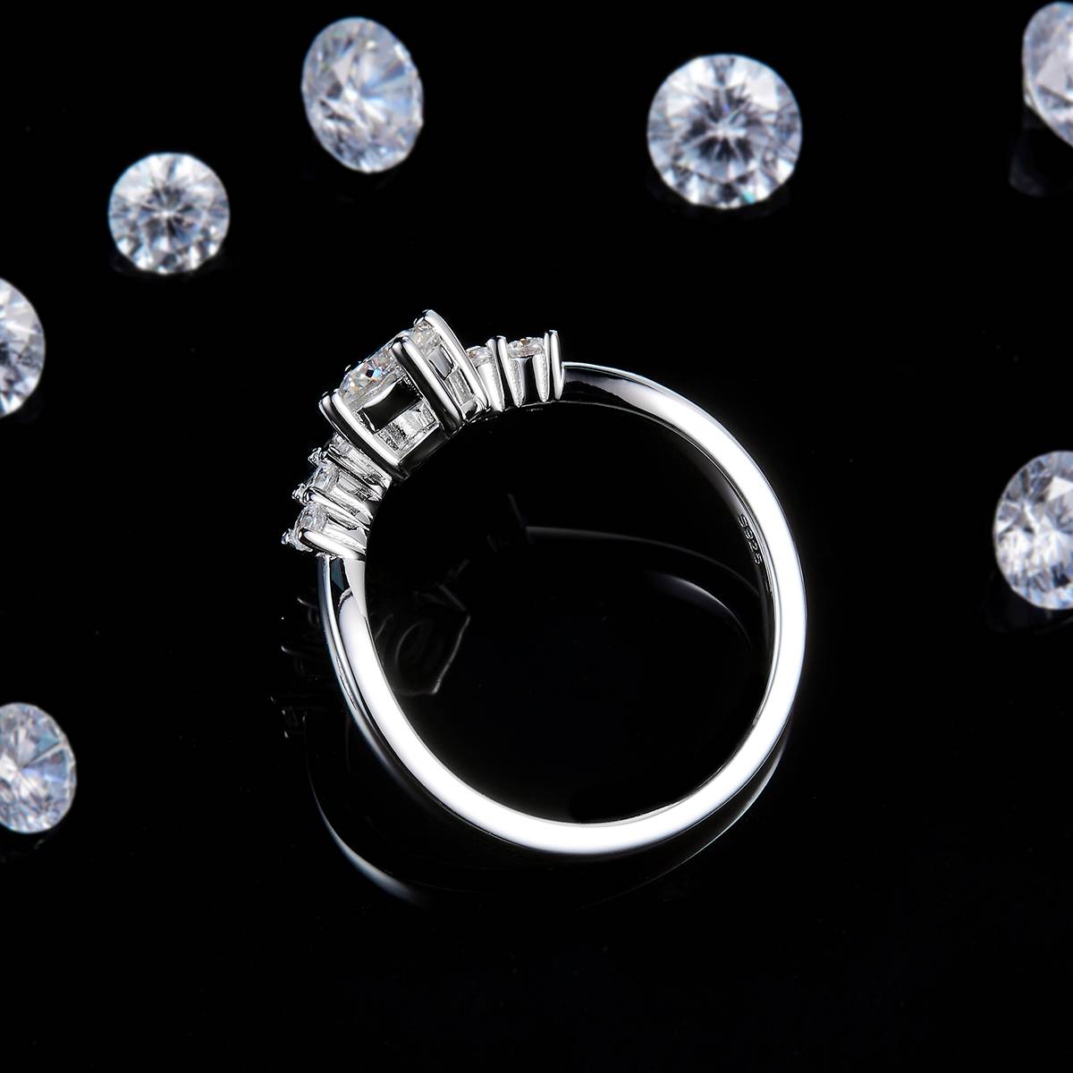V形排戒S925银镀白金定制选款主石莫桑钻0.5ct/副石高碳钻