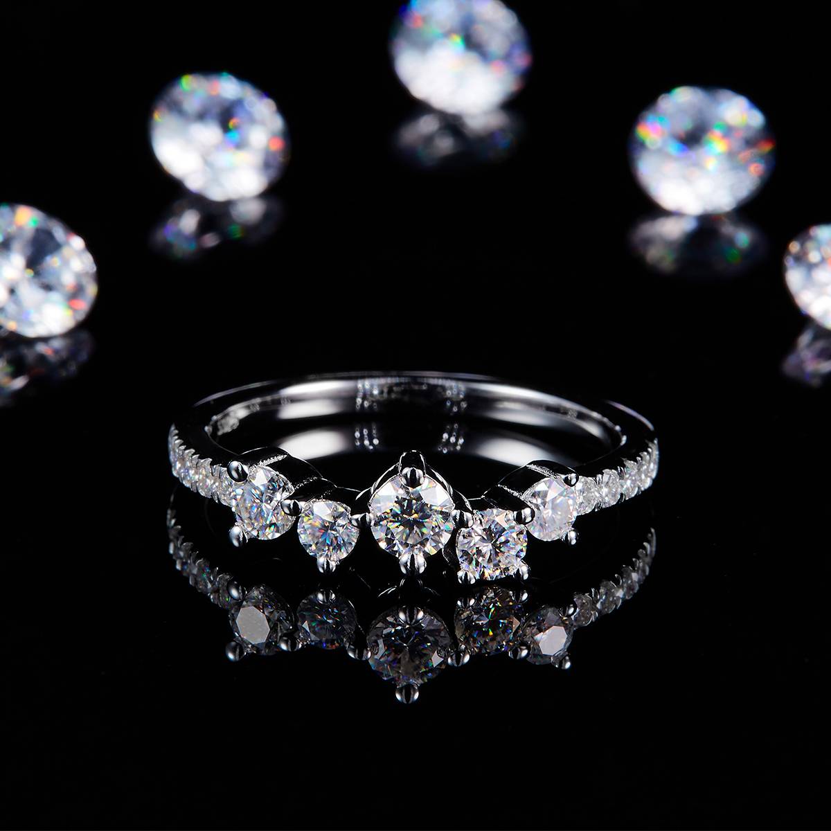 时尚风排戒S925银镀白金定制选款副石莫桑钻0.64ct